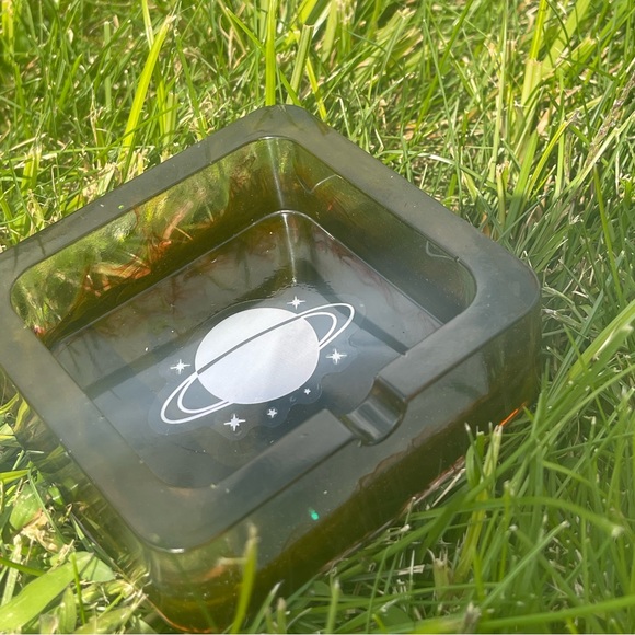 Resin made ash tray with alcohol ink - Picture 5 of 5